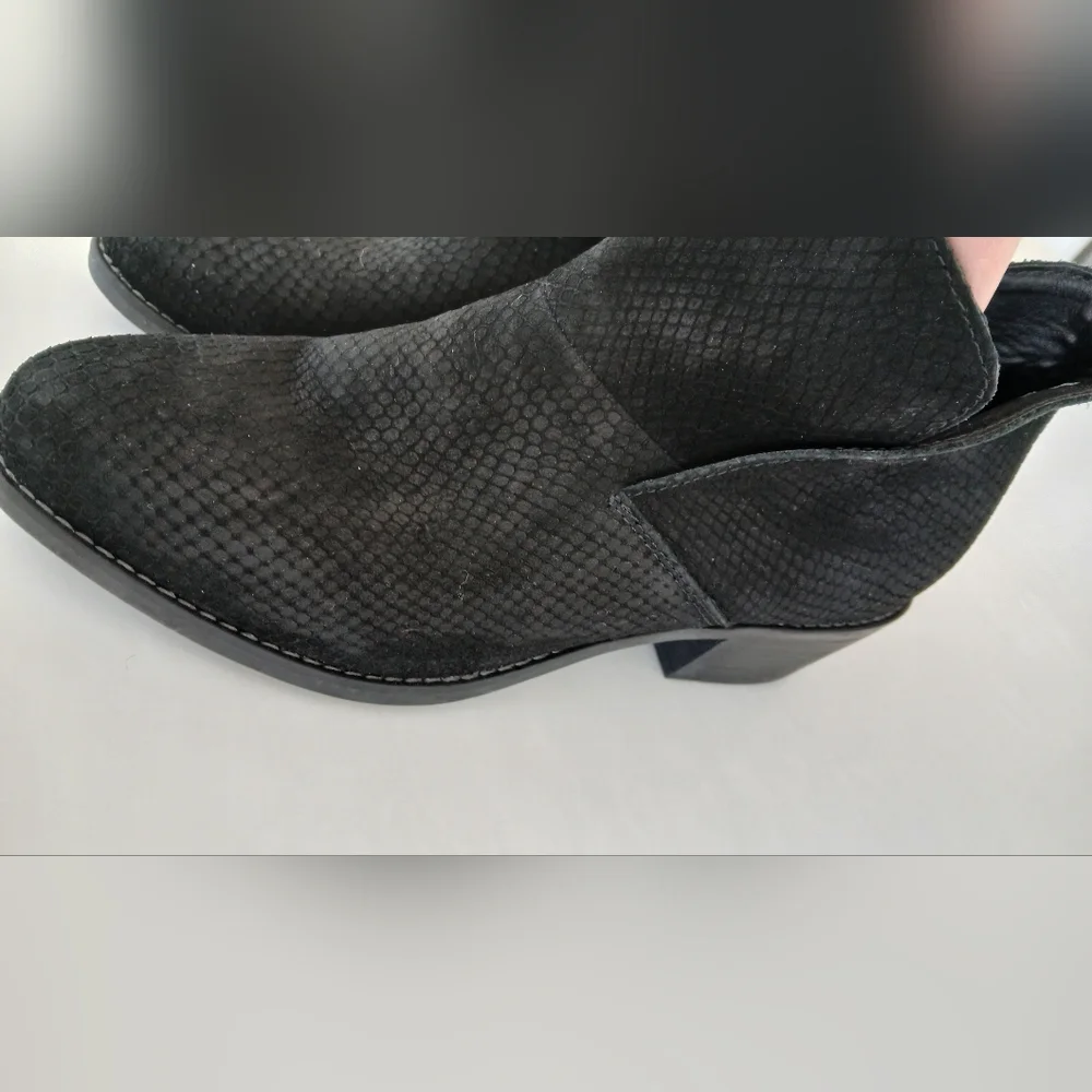Me Too Black Textured Block Heel Booties – Size 8M – NWOT